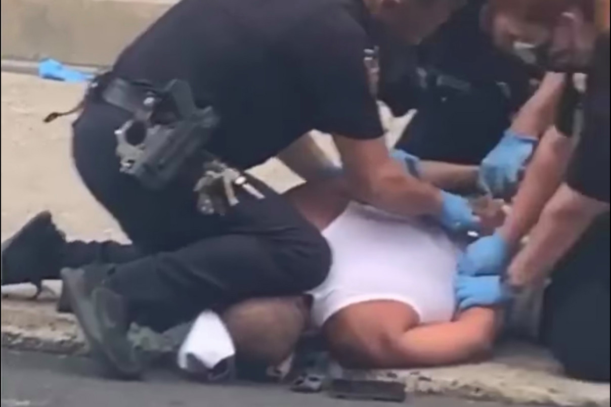 В США сняли задержание темнокожего с помощью запрещенного удушающего приема. Скриншот видео Black Lives Matter to Lehigh Valley
