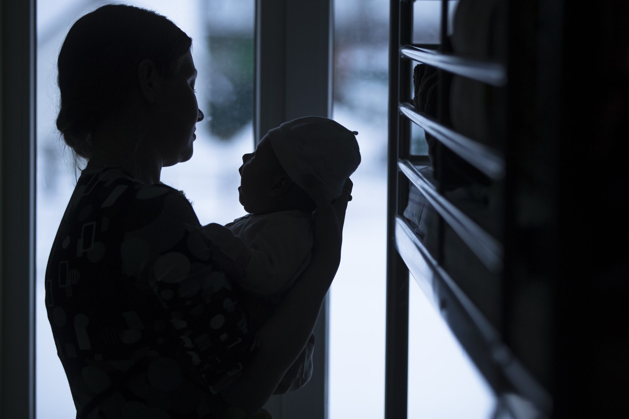 Женщина с ребенком. Фото Pavel Golovkin / TASS / Scanpix / Leta