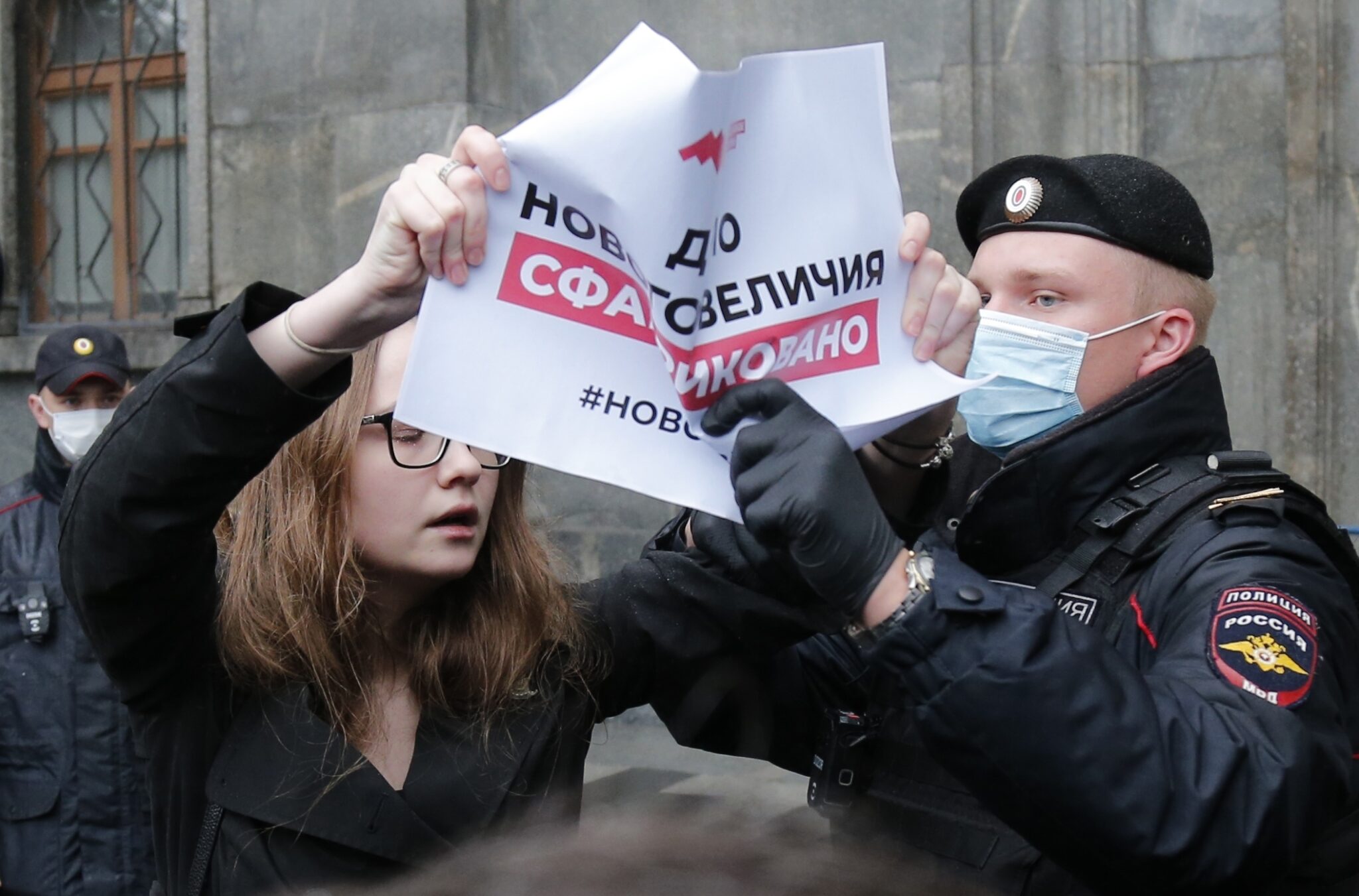 Полиция задерживает одного из участников пикета в поддержку фигурантов по делу «Нового величия». Фото Alexander Zemlianichenko/AP/Scanpix/Leta