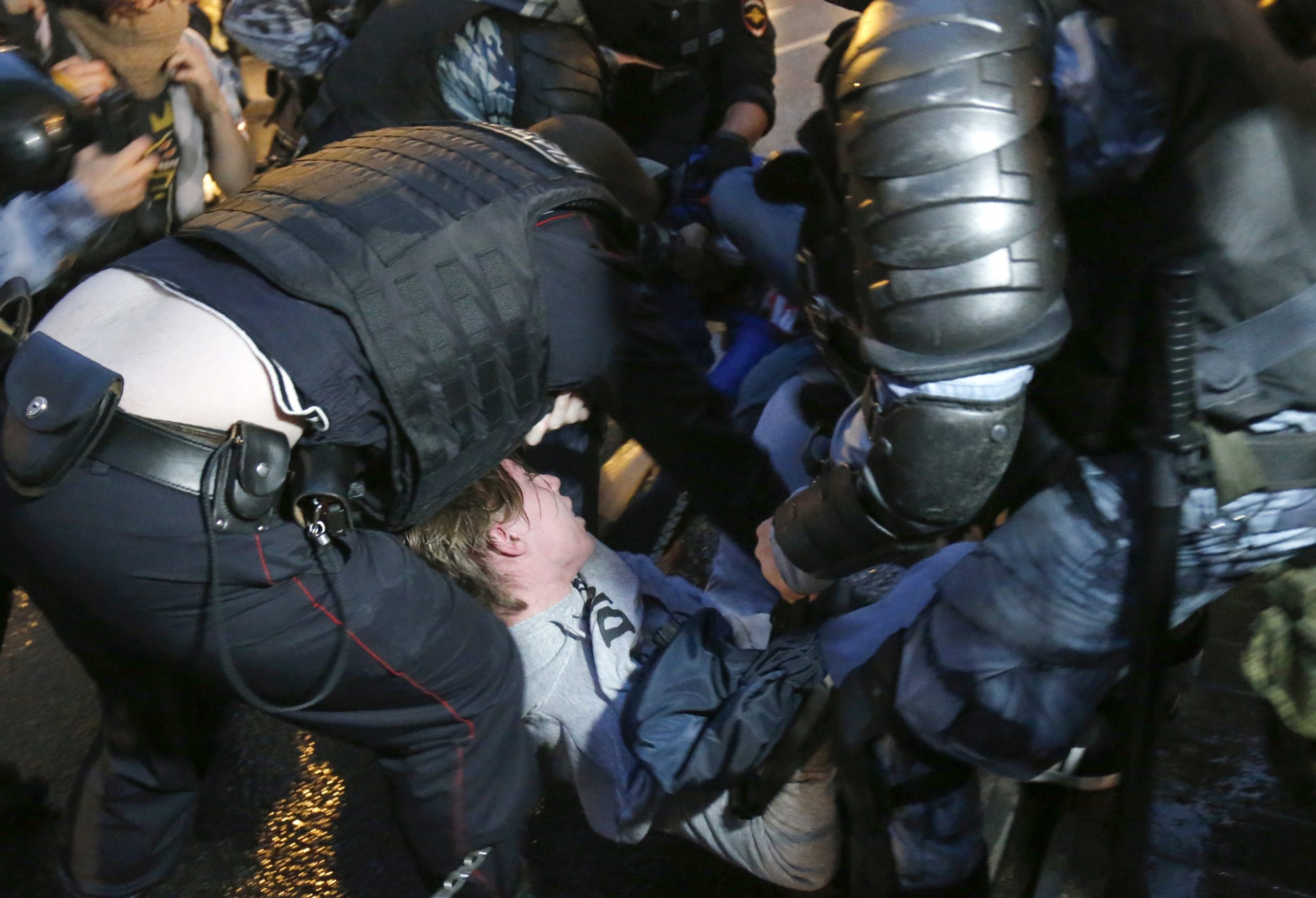 Некоторых участников митинга задерживали силой. Фото Alexander Zemlianichenko/AP/Scanpix/Leta