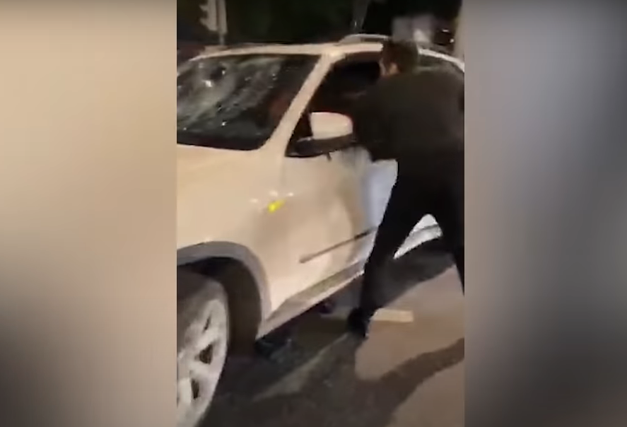 Скриншот видео предполагаемого нападения на автомобиль представителей Армении в Москве. Видео скриншот Twitter