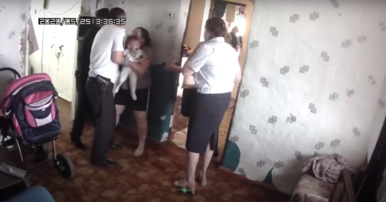 Скриншот записи изъятия детей у семьи Саморока. Видео Youtube Новости Оренбурга (orenday.ru)