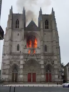 Скриншот видео пожара в Нантском соборе