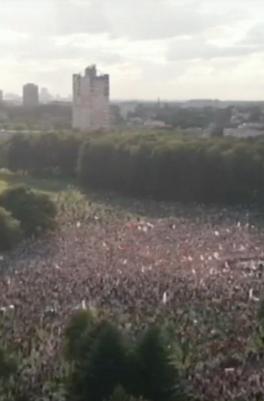 Толпа на митинге в поддержку оппозиционного кандидата в президенты Беларуси Светланы Тихановской. Скриншот видеострим БЕЛСАТ NEWS