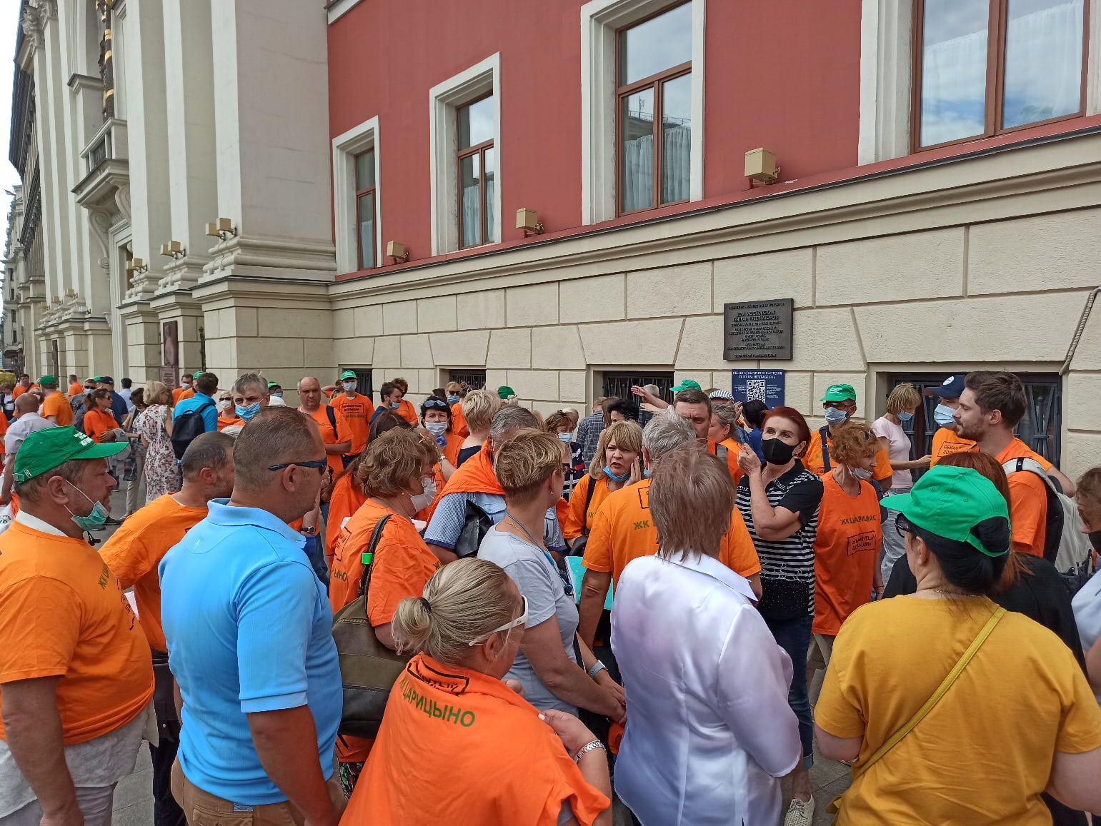 Обманутые дольщики требуют у мэрии Москвы завершить строительство ЖК «Царицыно», 11 июля 2020 года. Фото из сообщества дольщиков в VK.
