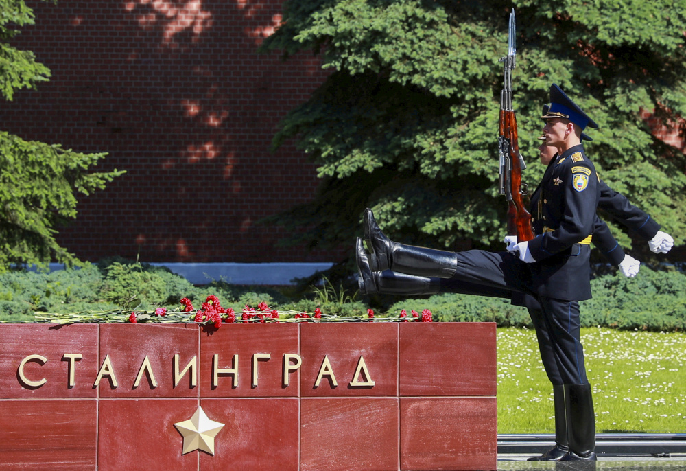 Почетная стража у памятника Сталинграду в Москве во время возложения цветов на Могилу Неизвестного Солдата, 22 июня 2020 года. Фото Sergei Fadeichev/TASS/Scanpix/Leta