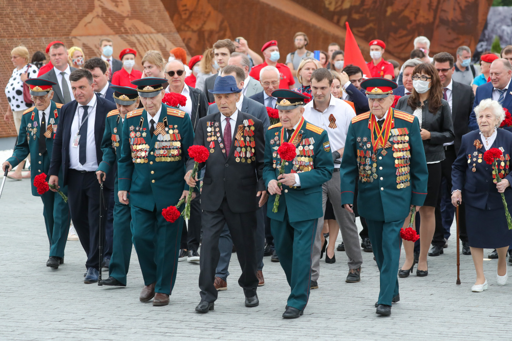 Ветераны ВОВ возлагают цветы к Ржевскому мемориалу советскому солдату 30 июня 2020 года. Фото Sergei Karpukhin/TASS/Scanpix/Leta