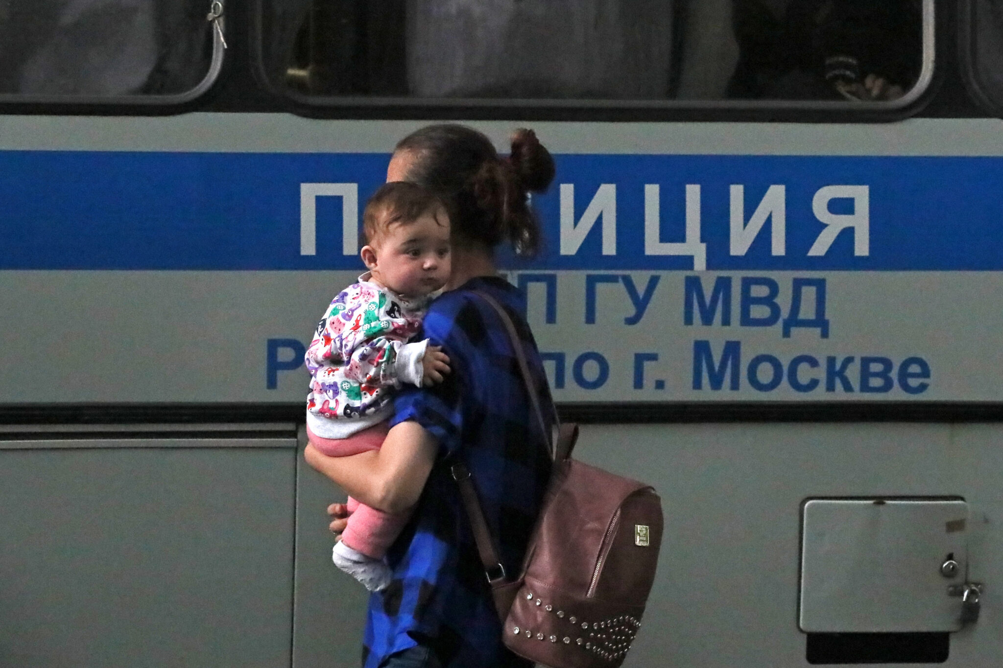 Женщина с ребенком около полицейской машины. Фото Vladimir Gerdo / TASS / Scanpix / Leta