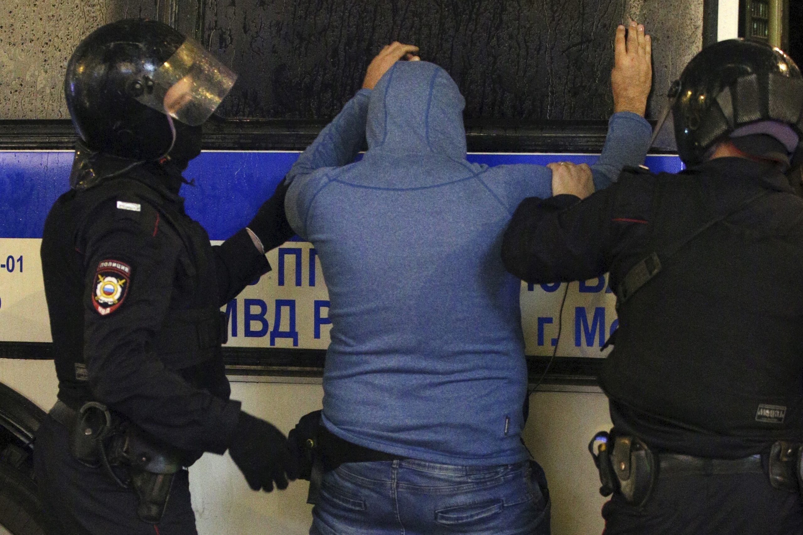 Задержание участника митинга. Фото Dimitar DILKOFF / AFP/ Scanpix/ Leta