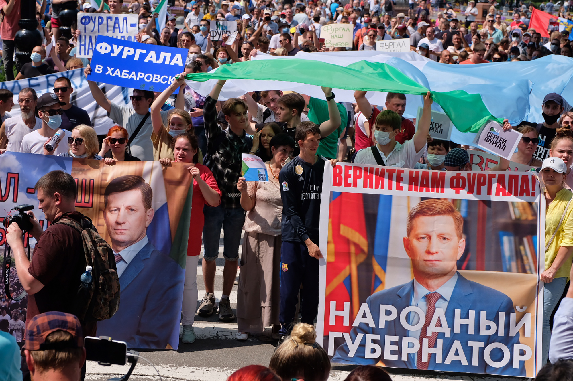 Участники акции прошли с уже привычными плакатами в поддержку Фургала. Фото Dmitry Morgulis/TASS/Scanpix/Leta