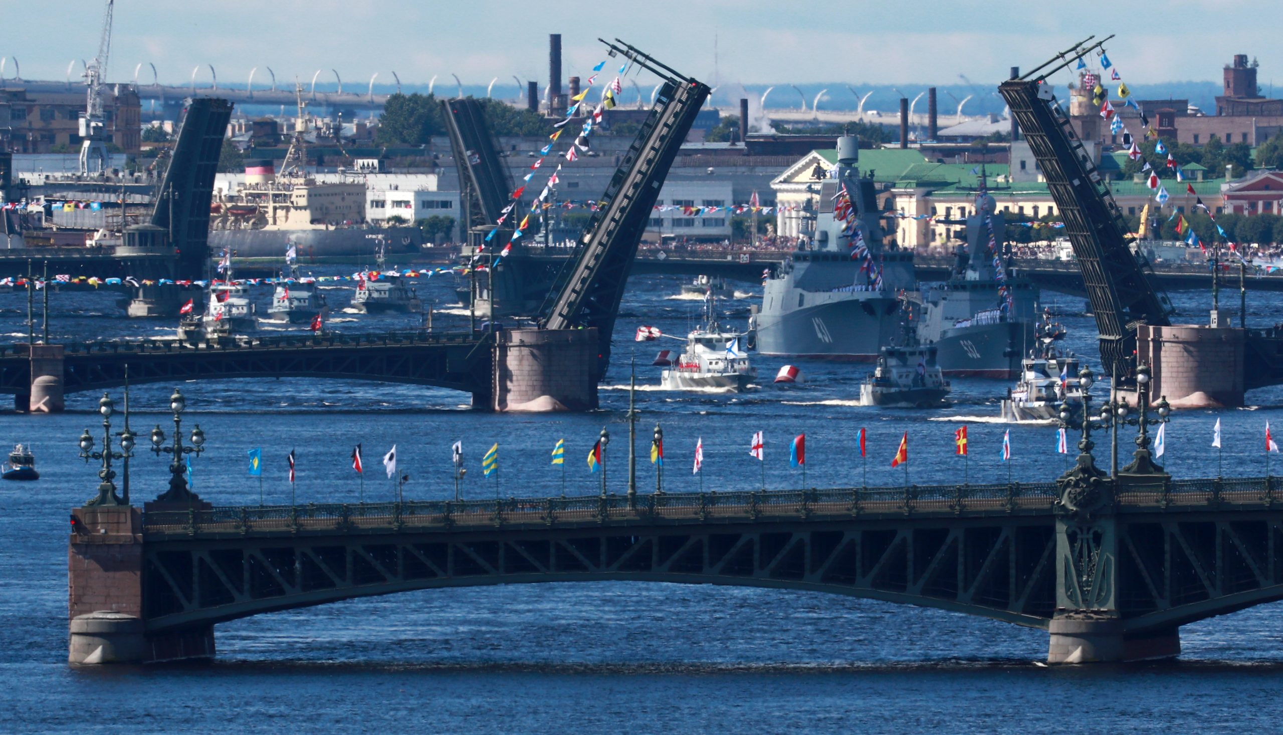 По случаю парада развели 4 моста. Фото  Sergei Fadeichev/TASS/Scanpix/Leta