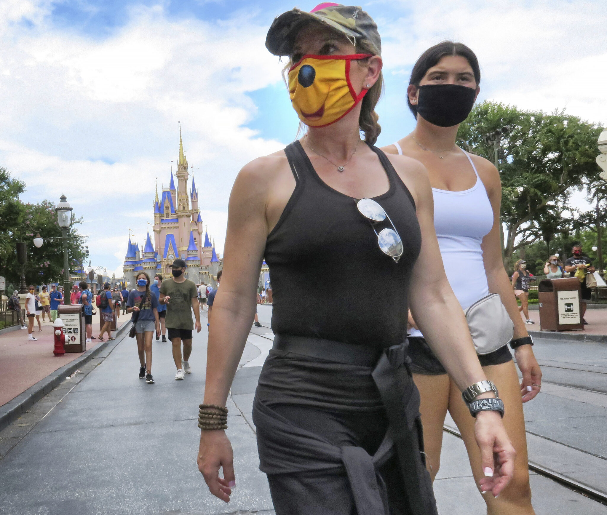 Первые посетители вновь открывшегося парка Disny World. Фото Joe Burbank/Orlando Sentinel/AP/Scanpix/Leta