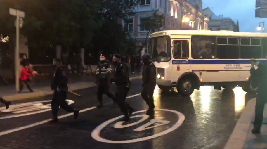 Задержания на митинге против обновленной Конституции РФ, 15 июля 2020 года. Скриншот видео «Новой газеты».