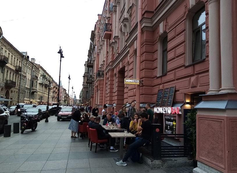 Уличное кафе в Петербурге. Фото из ВК-сообщества «Улица Рубинштейна и Владимирский МО, Петербург»