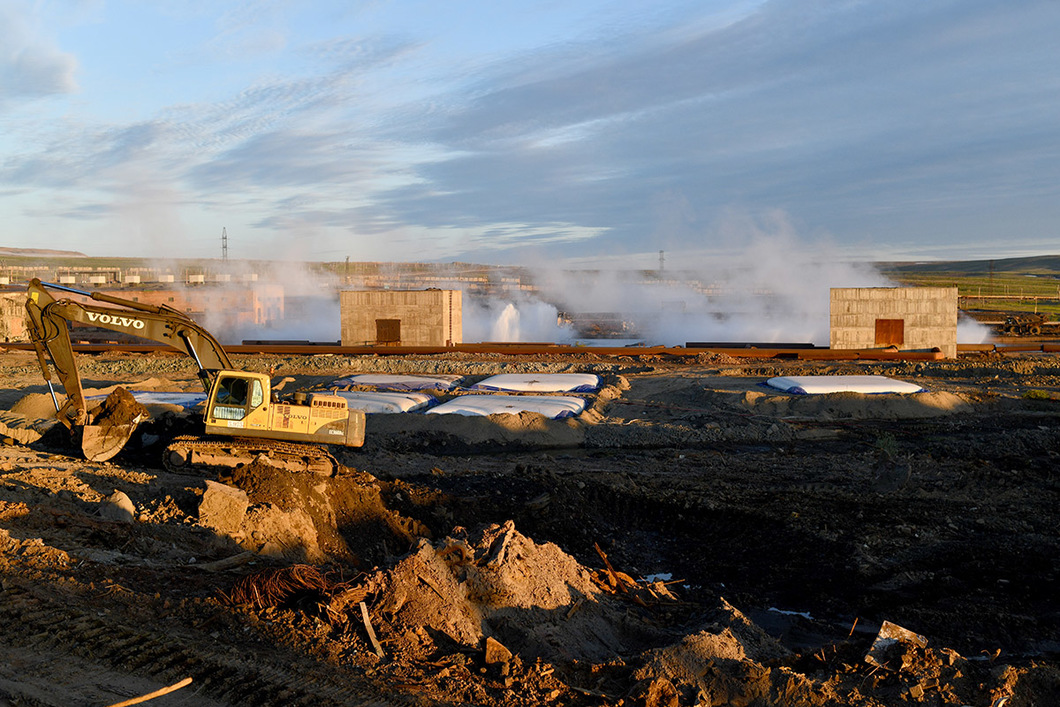 Уборка зараженной топливом земли у ТЭЦ-3. Фото Юрия Козырева / «Новая газета»