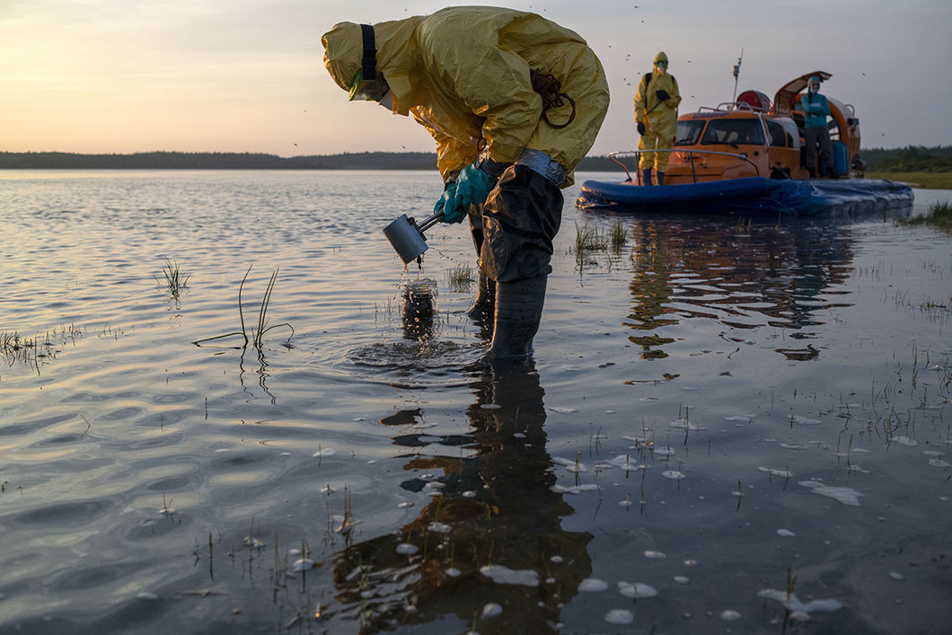 Эколог Гринписа Иосиф Коготько отбирает пробы. Озеро Пясино. Фото Юрия Козырева / «Новая газета»