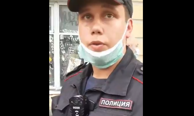 Полицейский, якобы сломавший руку Давиду Френкелю. Скриншот видео «Медиазоны».