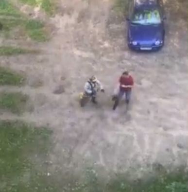 Дворник напал с газоноксилкой на жителя Костромы. Скриншот видео.телеграм-канала «Мимо проходил».