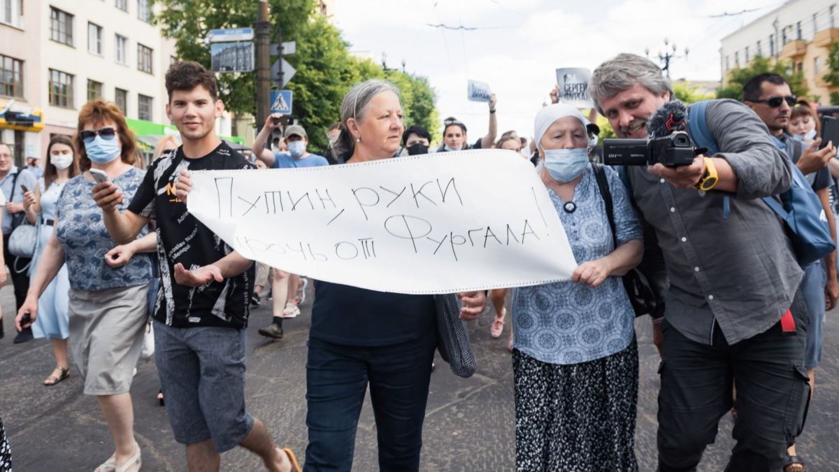 Женщина держит плакат в поддержку Сергей Фургала. Фото: паблик в Вконтакте «Типичный Хабаровск»