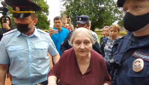 В Петербурге активисты отстояли пенсионерку, задержанную на акции памяти Валерии Новодворской. Скриншот видео «МБХ Медиа»