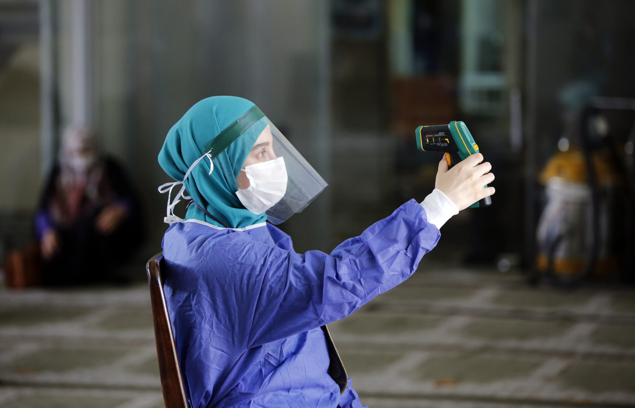 Медицинский работник измеряет себе температуру. Тегеран. 30 июля 2020 года. Фото ABEDIN TAHERKENAREH/EPA/Scanpix/Leta