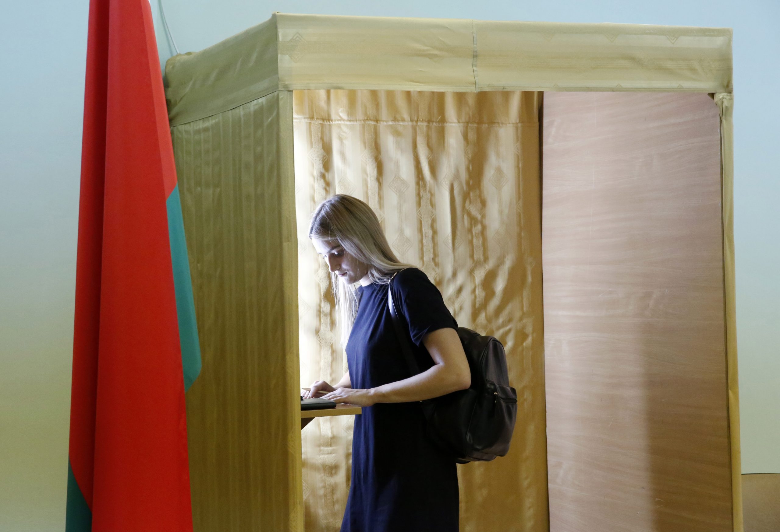Досрочное голосование в Беларуси. По данным ЦИК, явка за четыре дня досрочного голосования составила 32,24%, правозащитники называют данные сфальсифицированными. Фото EPA/TATYANA ZENKOVICH/Scanpix/Leta