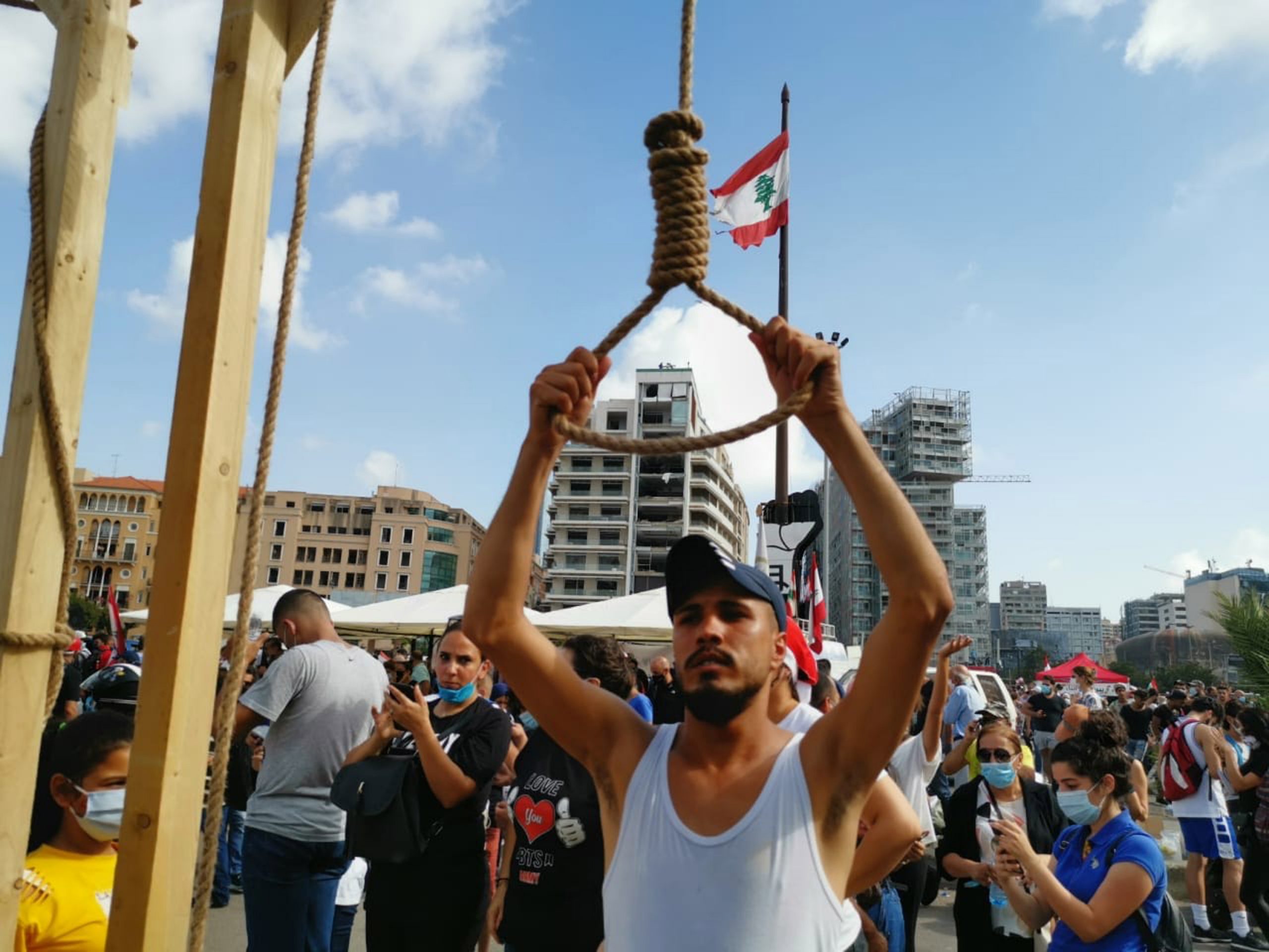 В центре площади они установили виселицу – как говорят, только в качестве шутки. Фото EPA/Nabil Mounzer