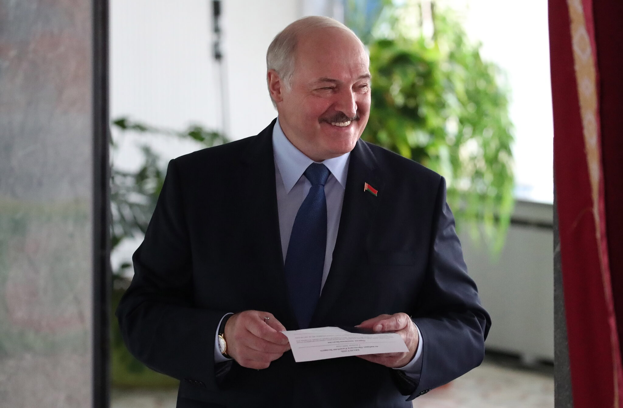 Александр Лукашенко на участке для голосования. Фото EPA/TATYANA ZENKOVICH/Scanpix/Leta