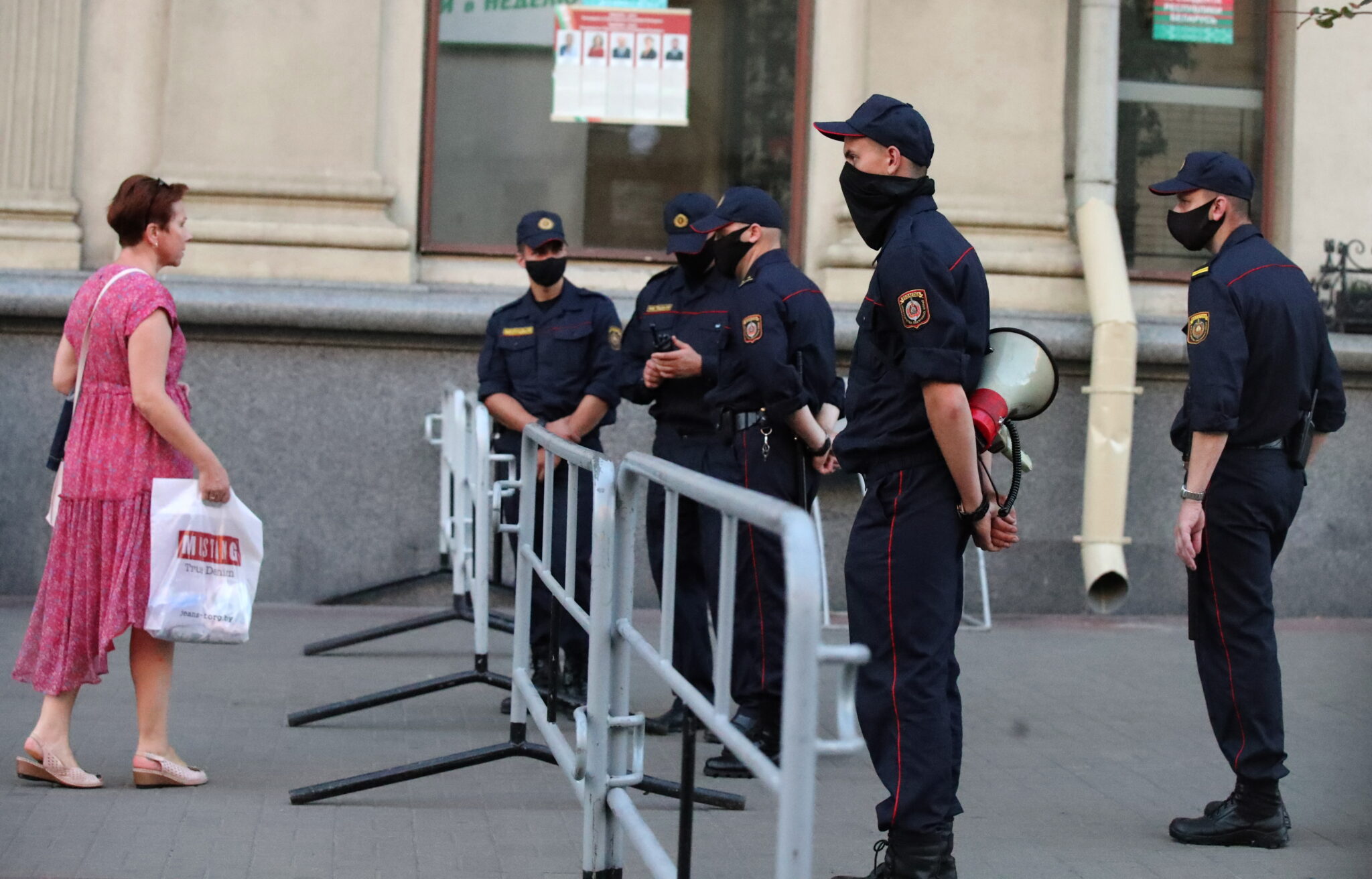 Силовики патрулируют улицу в Минске во время голосования. Фото TATYANA ZENKOVICH / TASS / Scanpix / Leta