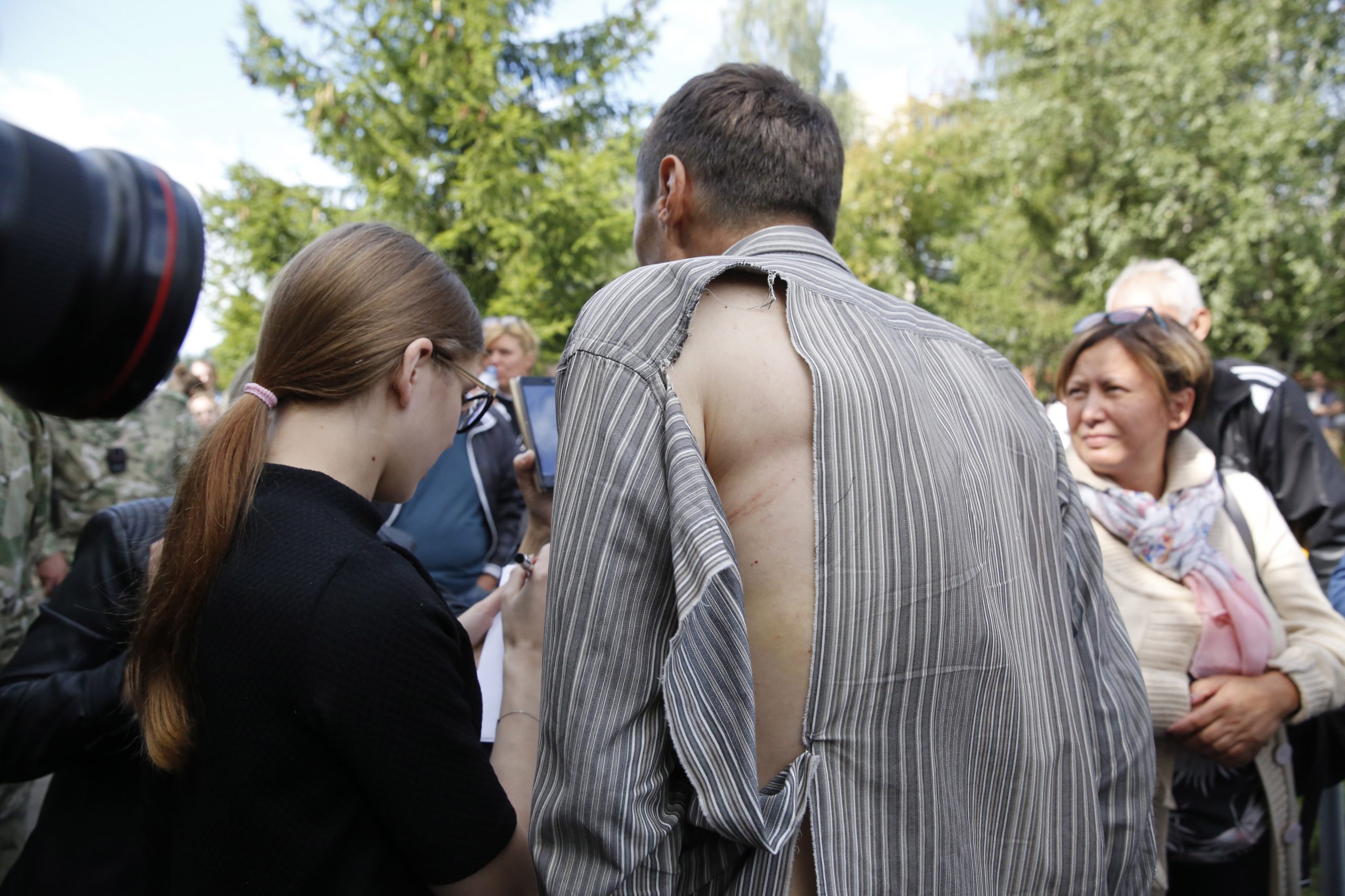 Мужчина покидает тюрьму в Жодино. Фото TATYANA ZENKOVICH / TASS / Scanpix / Leta