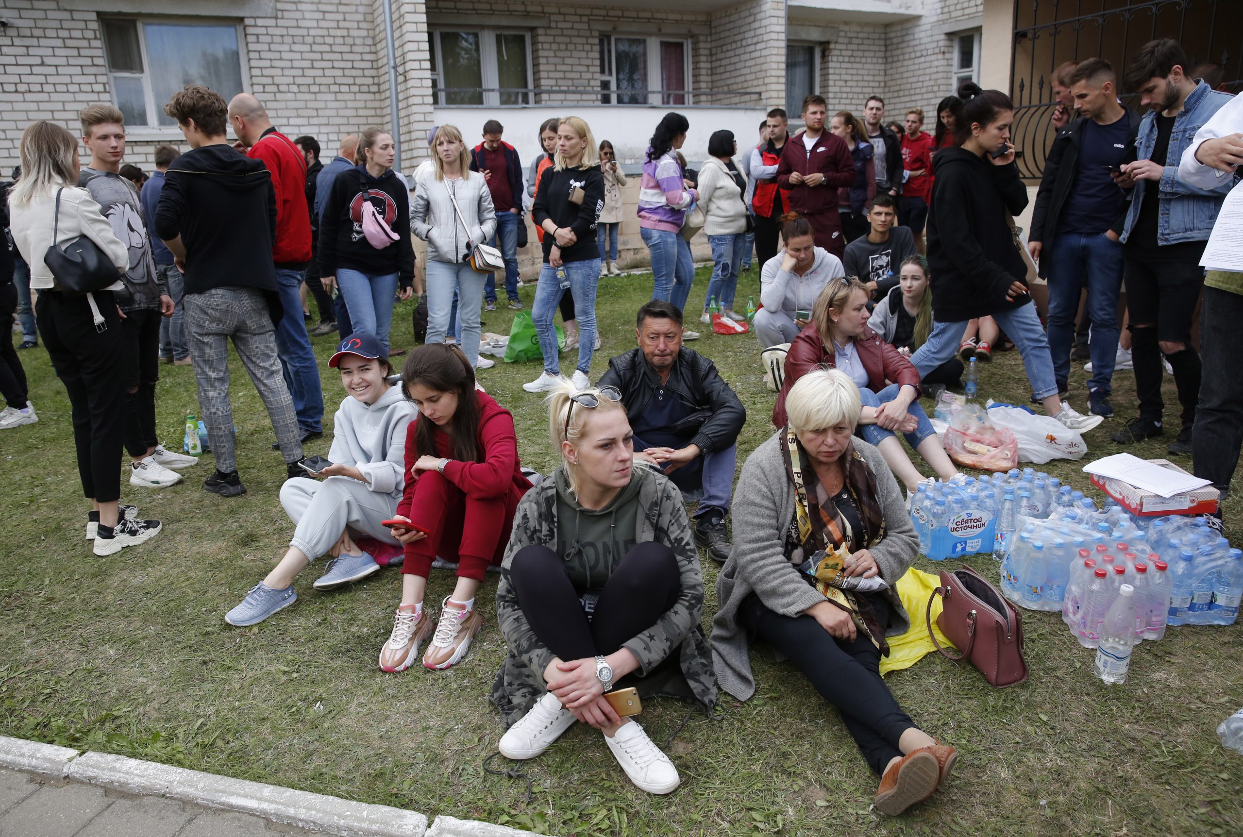 Родственники ждут информации о близких около тюрьмы в Жодино. Фото TATYANA ZENKOVICH / TASS / Scanpix / Leta