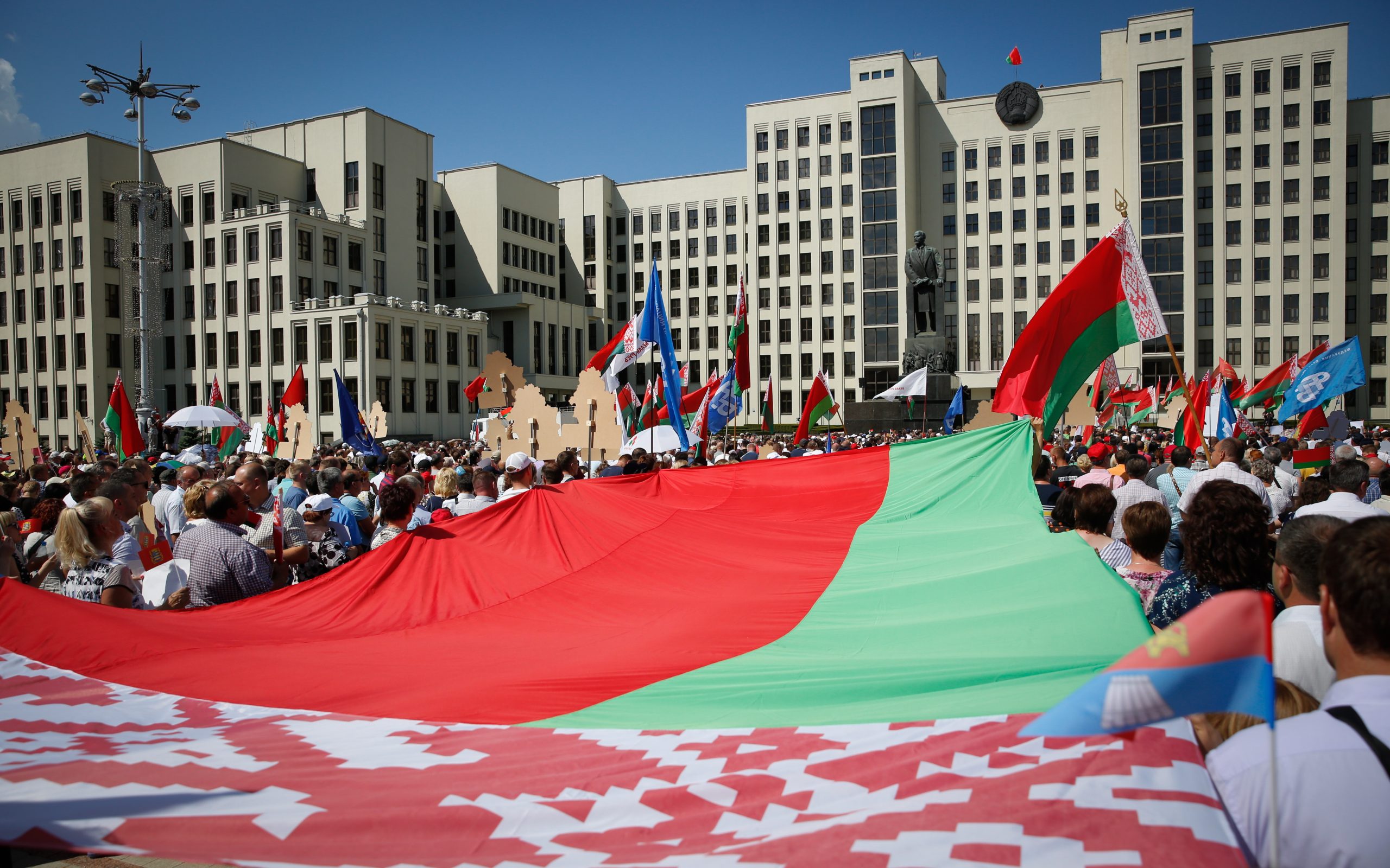 На акции в поддержку Лукашенко в Минске развернули огромное полотнище флага Республики Беларусь. Фото EPA/TATYANA ZENKOVICH/Scanpix/Leta