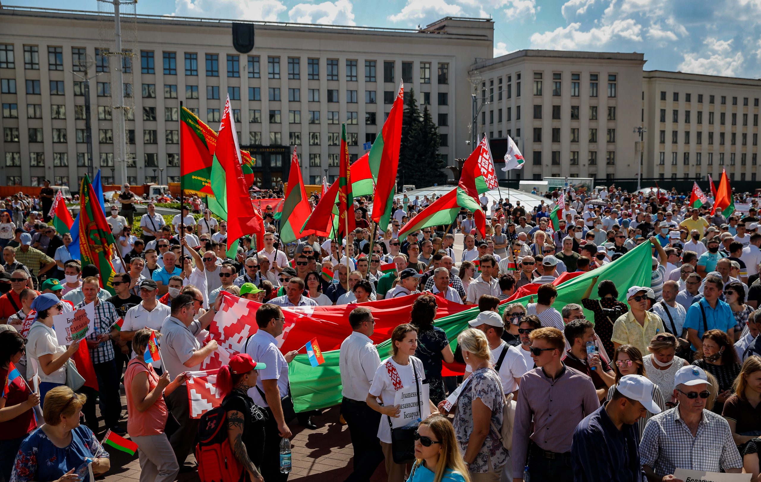 На провластный митинг в Минске пришли несколько тысяч человек. Фото EPA/TATYANA ZENKOVICH/Scanpix/Leta