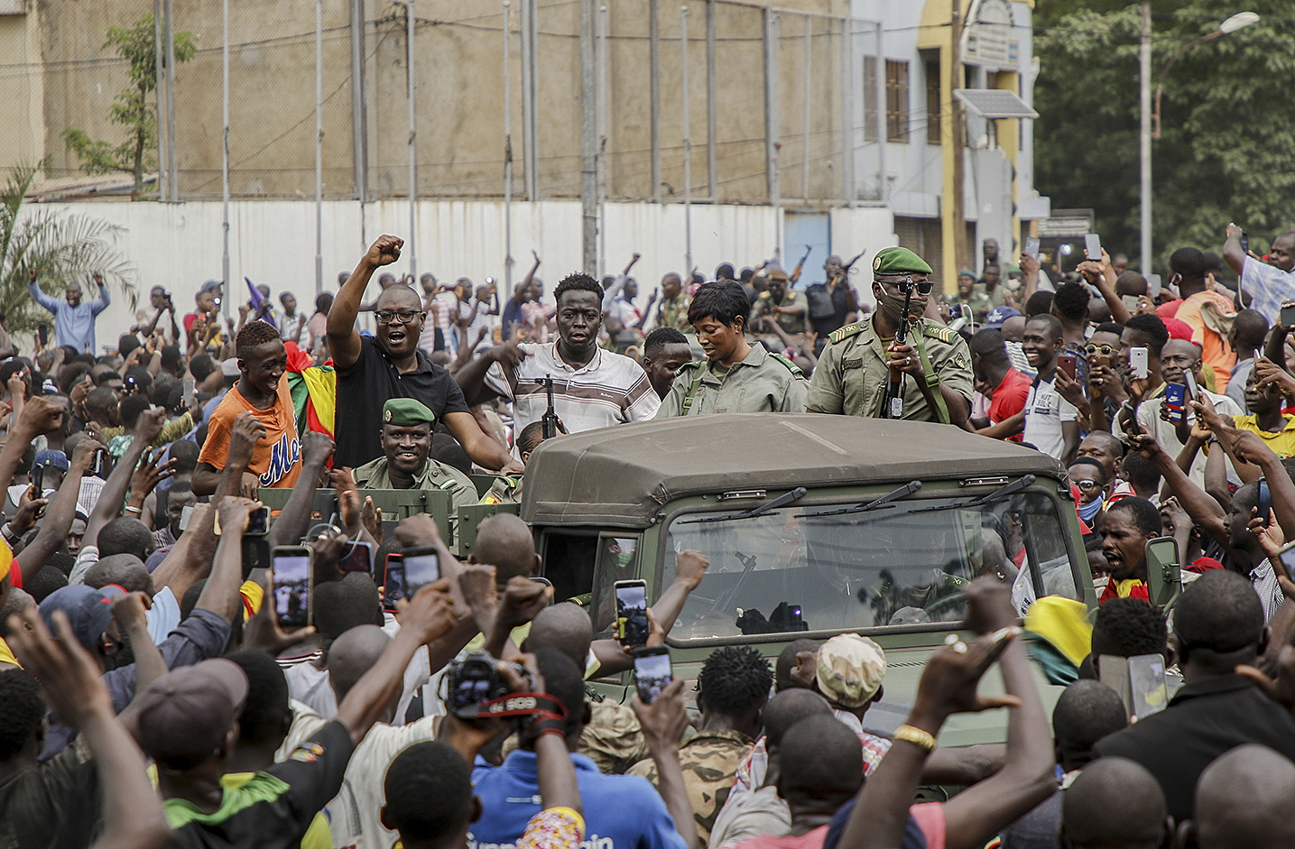 Малийцы приветствуют военных на улицы Бамако, 18 августа 2020 г. Фото MOUSSA KALAPO / TASS / Scanpix / Leta