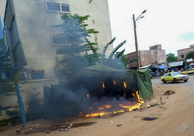 Придорожный ларек горит во время беспорядков в Бамако, 18 августа 2020 года. Фото STR / TASS / Scanpix / Leta