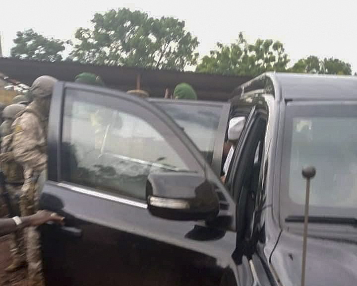 Малийские военные выводят из автомобиля президента Мали Ибрагима Бубакара Кейта после его задержания в Бамако. Фото STR / TASS / Scanpix / Leta