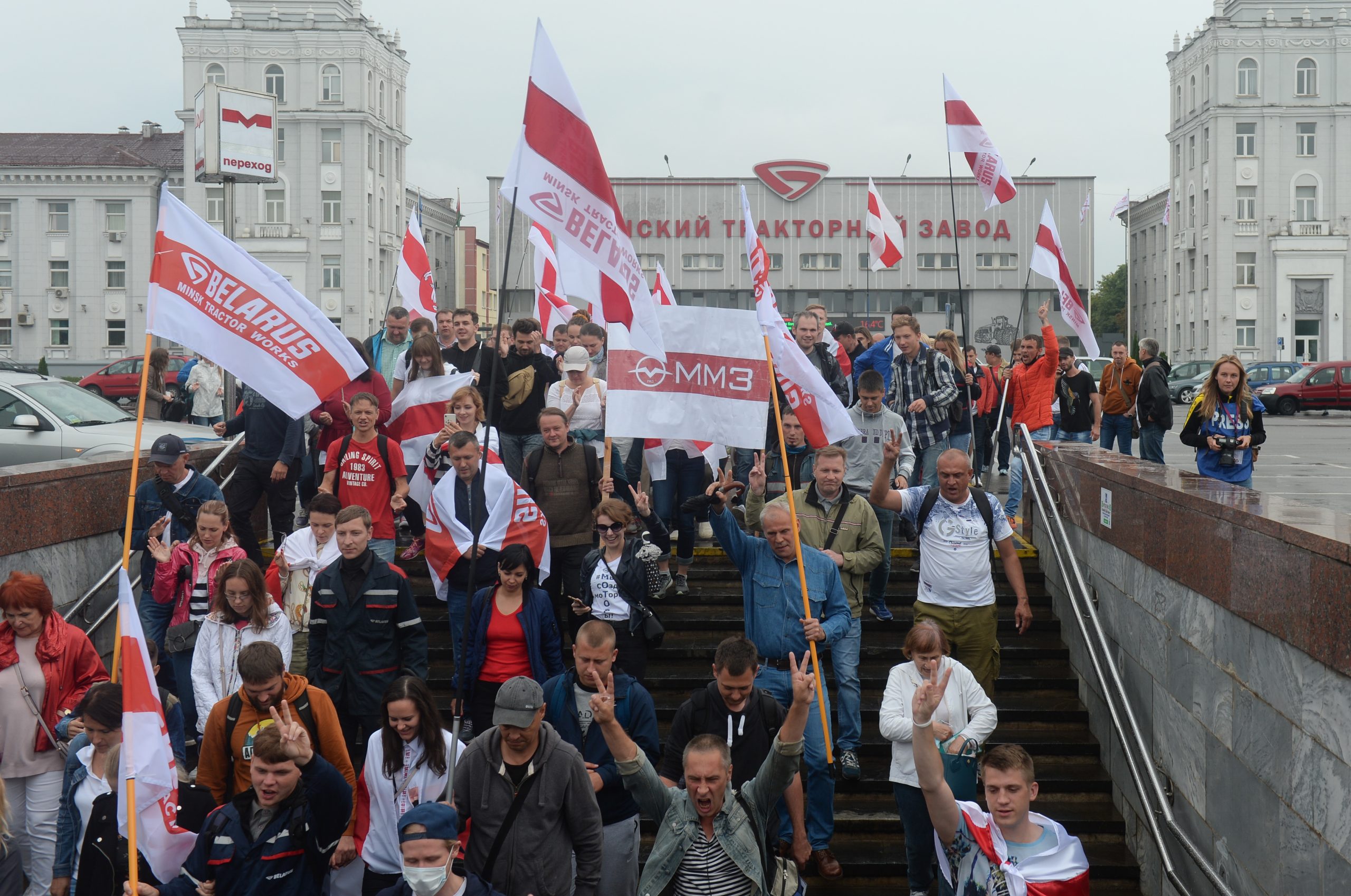 Рабочие МЗКТ идут вместе на марш. Фото EPA/YAUHEN YERCHAK/Scanpix/Leta
