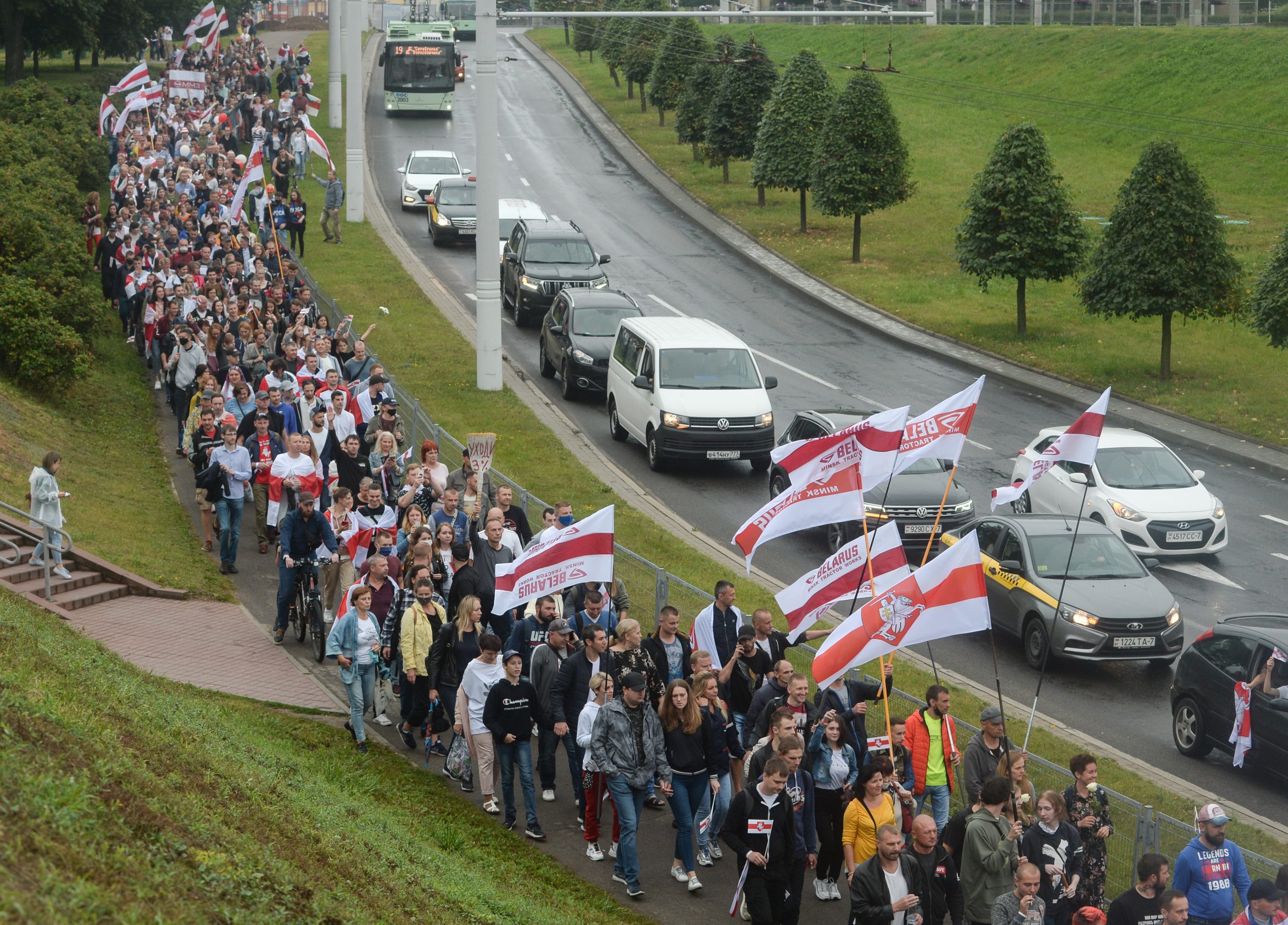 Толпа идет в сторону площади Независимости. Фото EPA/YAUHEN YERCHAK/Scanpix/Leta