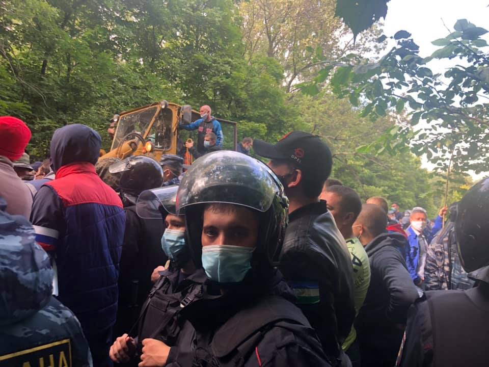 Активисты пытаются противостоять силовикам на Куштау. Фото Facebook Виктория Куприянова.
