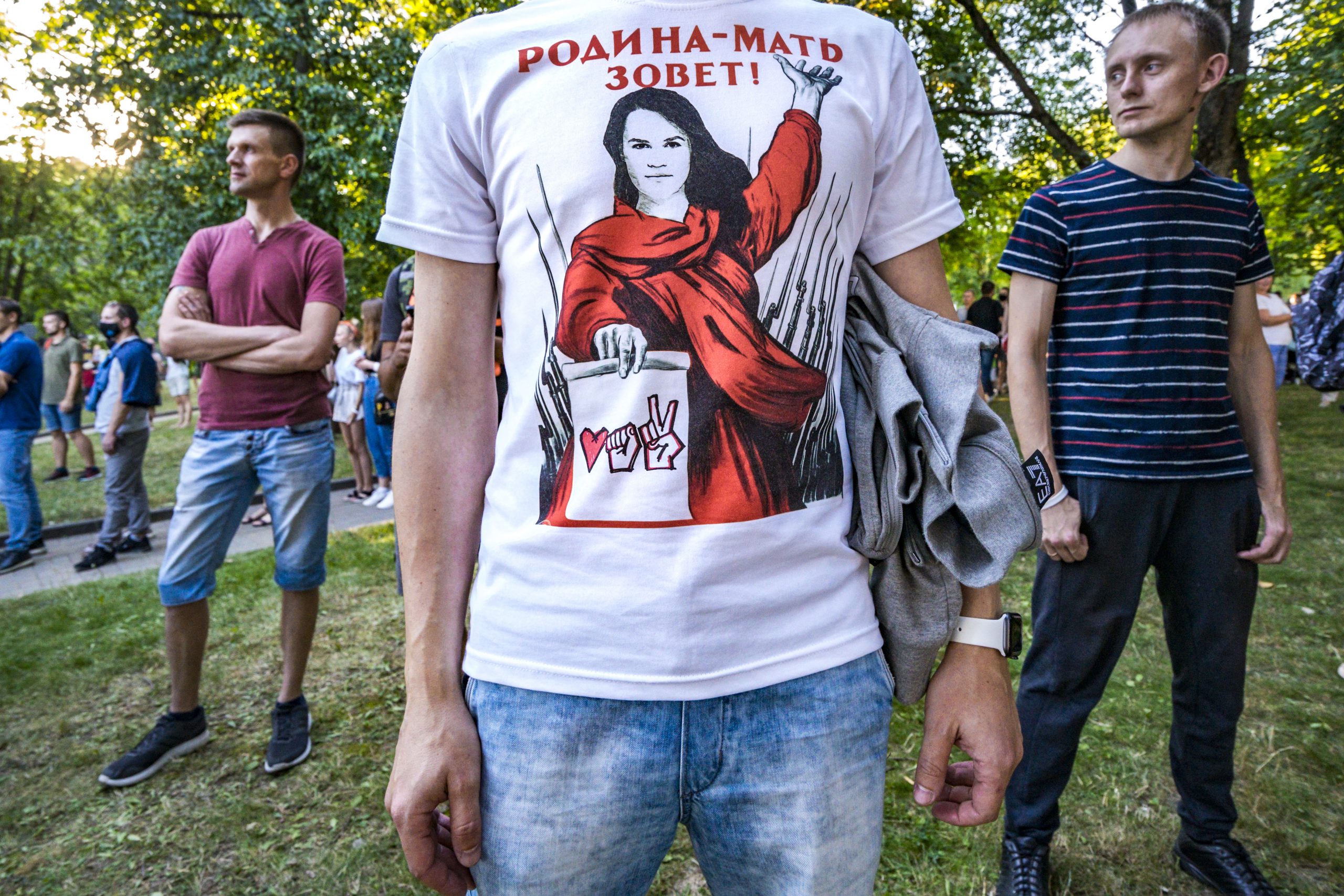 Участник акции в поддержку Светланы Тихановской в футболке с ее изображением в образе 