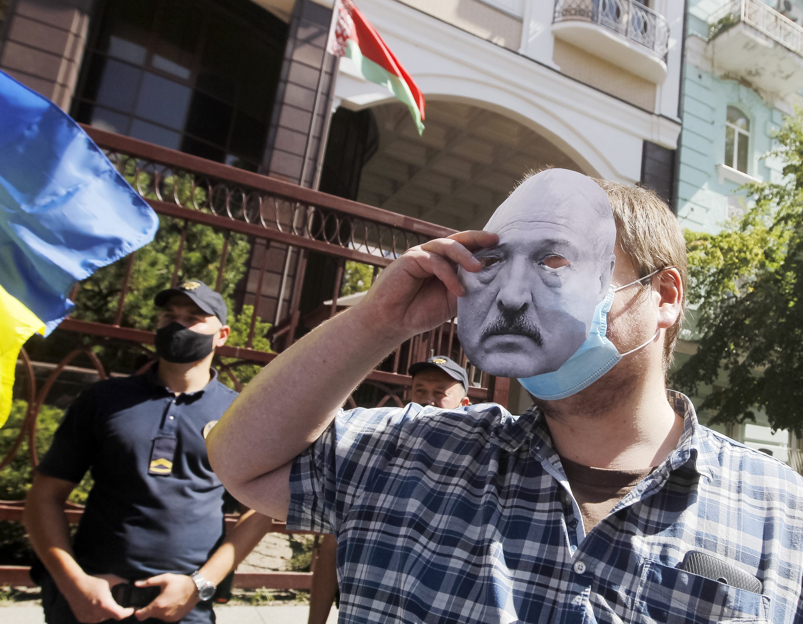 Мужчина в маске Лукашенко на акции протеста в Минске. Фото Serg Glovny / TASS / Scanpix / Leta
