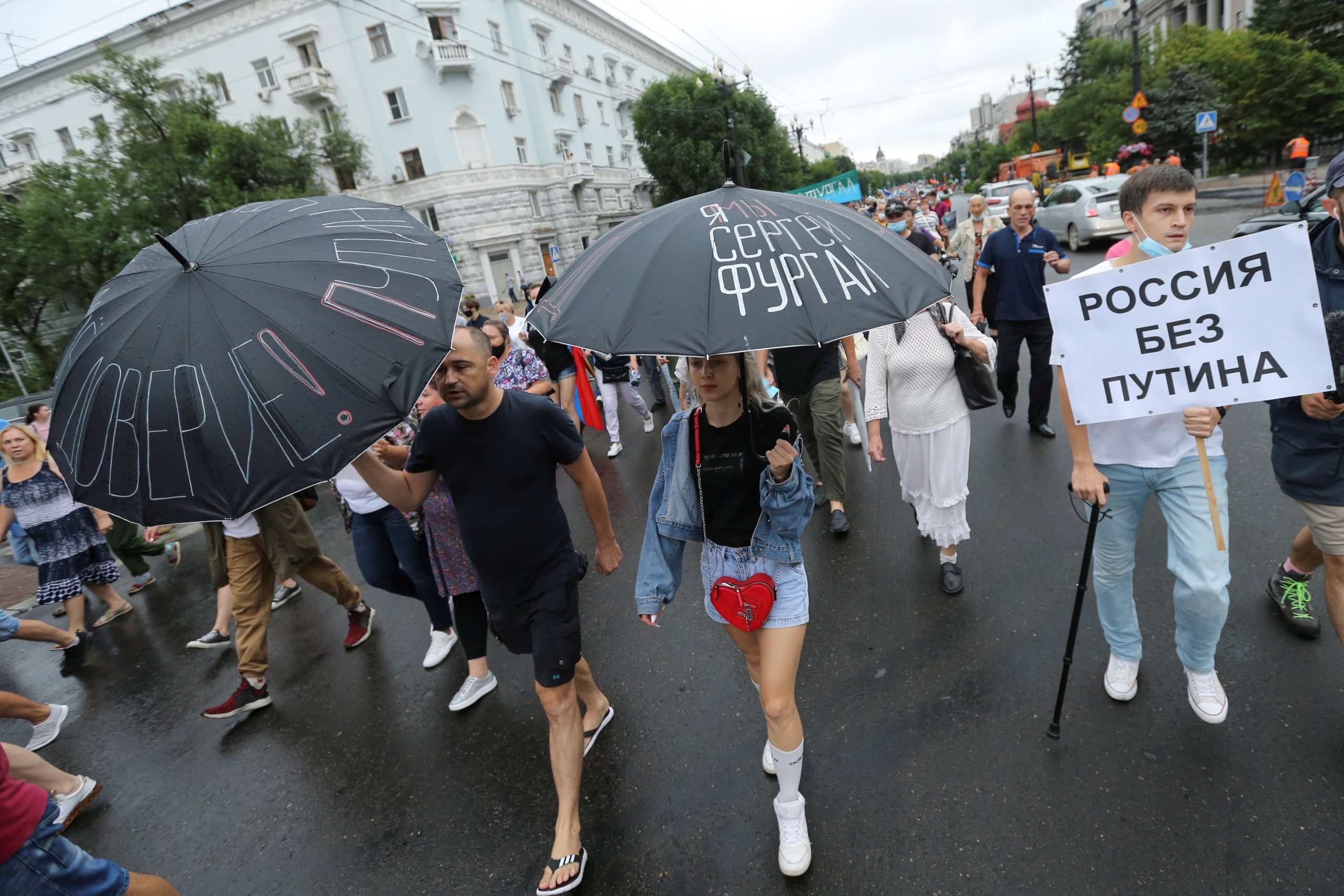 Зонты некоторым заменили плакаты. Фото Evgenii Pereverzev/Reuters/Scanpix/Leta