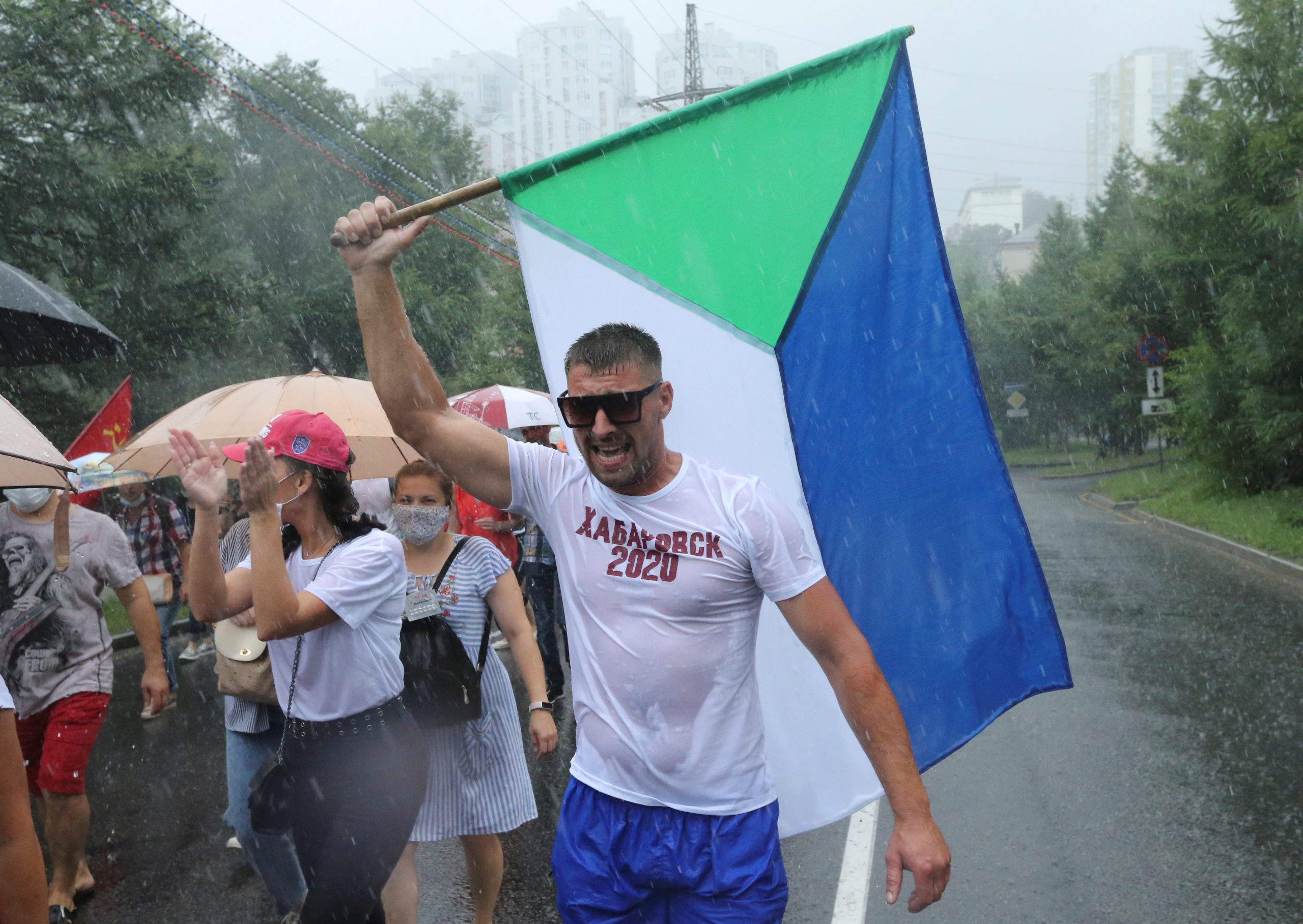 Некоторые протестующие даже не стали защищаться от дождя. Фото Evgenii Pereverzev/REUTERS/Scanpix/Leta