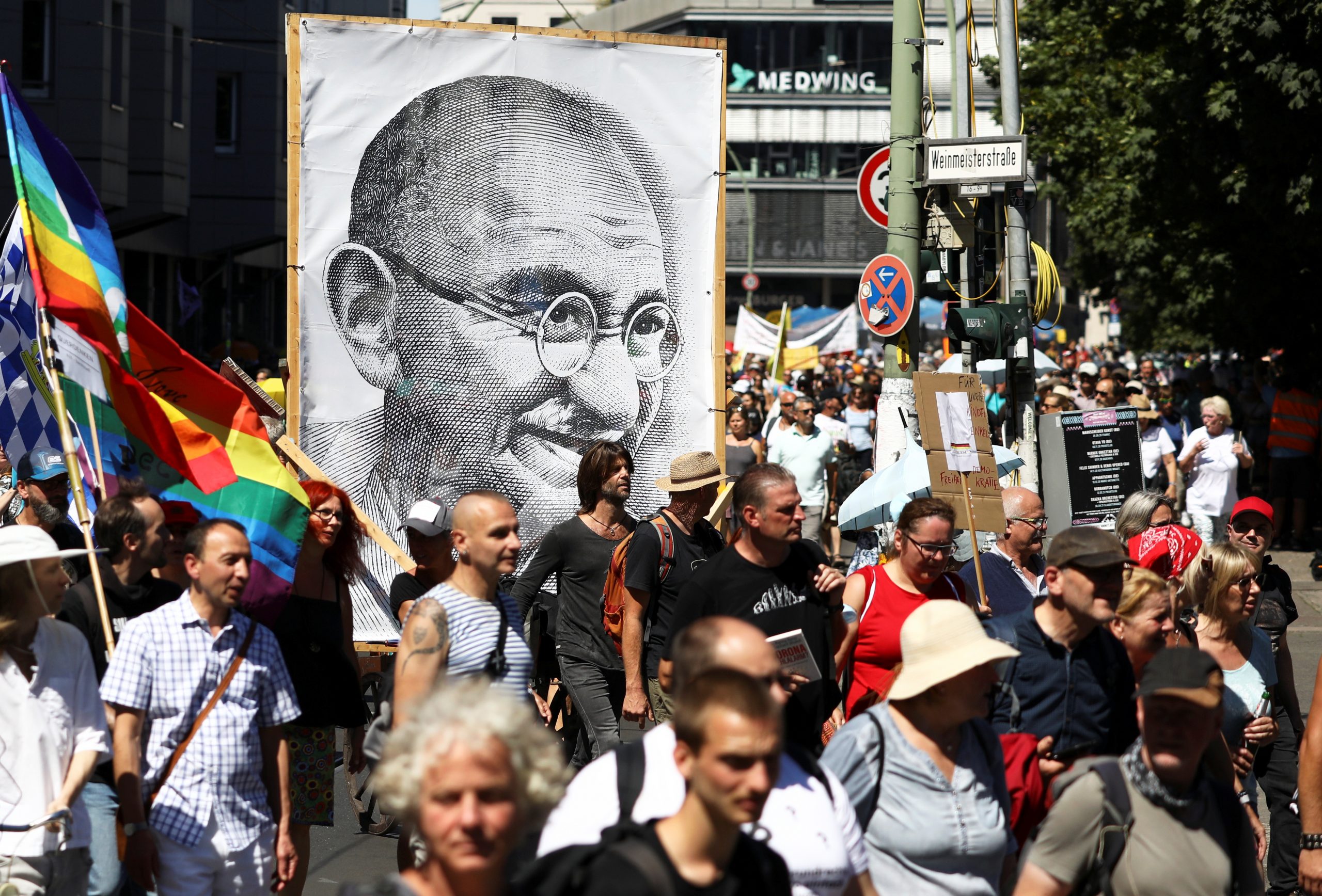 В толпе был замечен даже плакат с Ганди. Фото Christian Mang/Reuters/Scanpix/Leta 