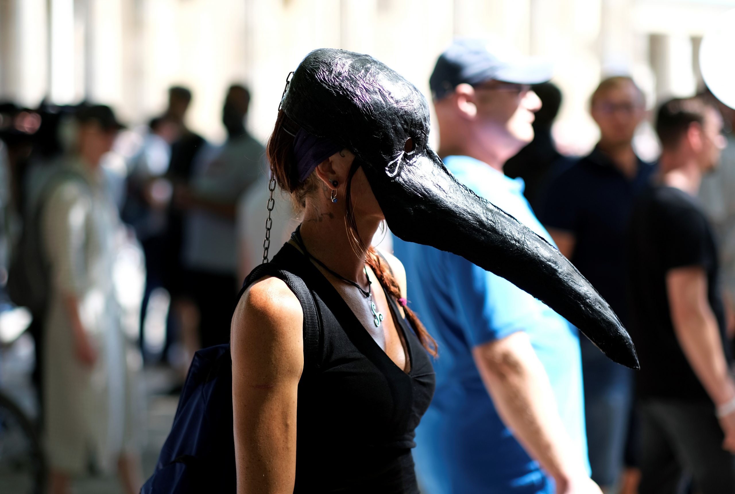 Одна из участниц акции в Берлине с маской чумного доктора. Фото Christian Mang/Reuters/Scanpix/Leta