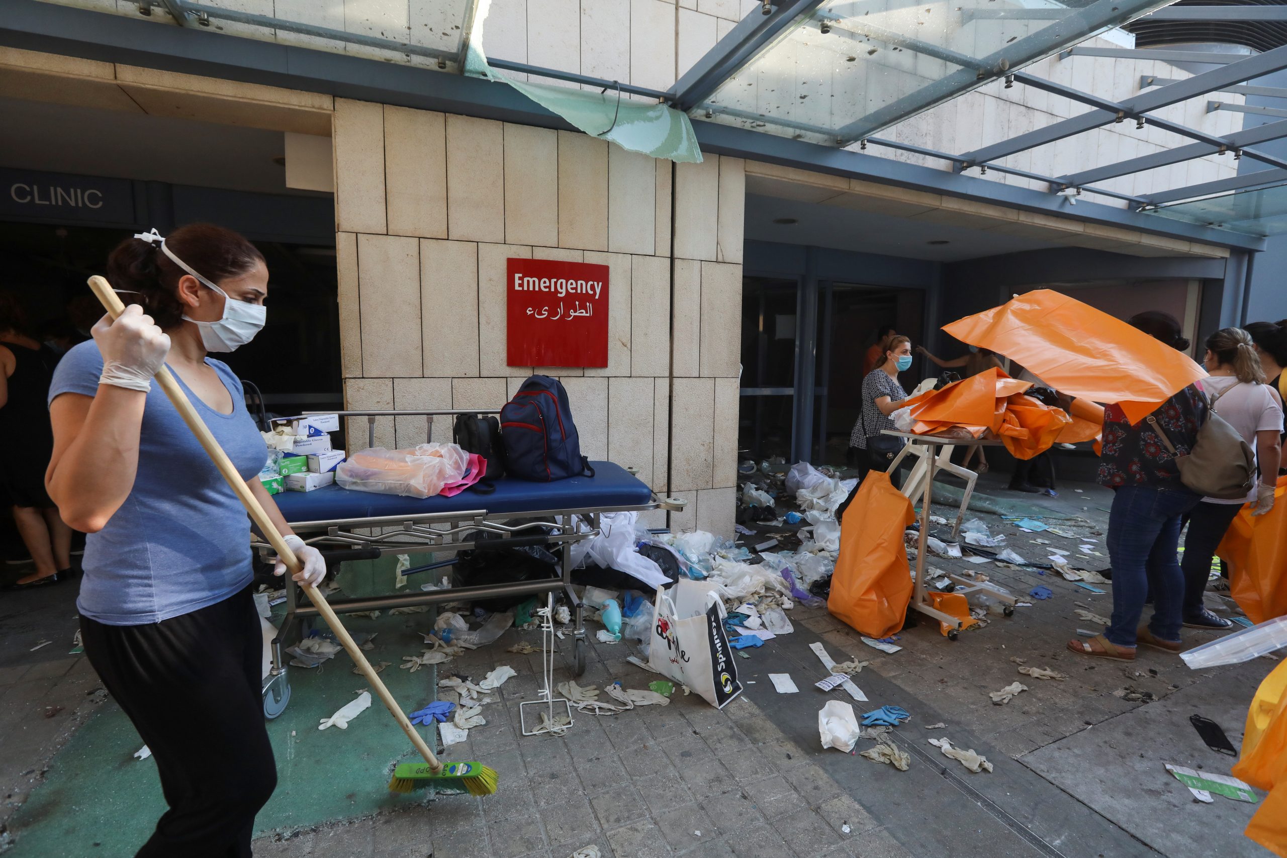 Работники одной из поврежденных больниц устраняют последствия разрушений. Фото REUTERS/Mohamed Azakir/ Scanpix/Leta