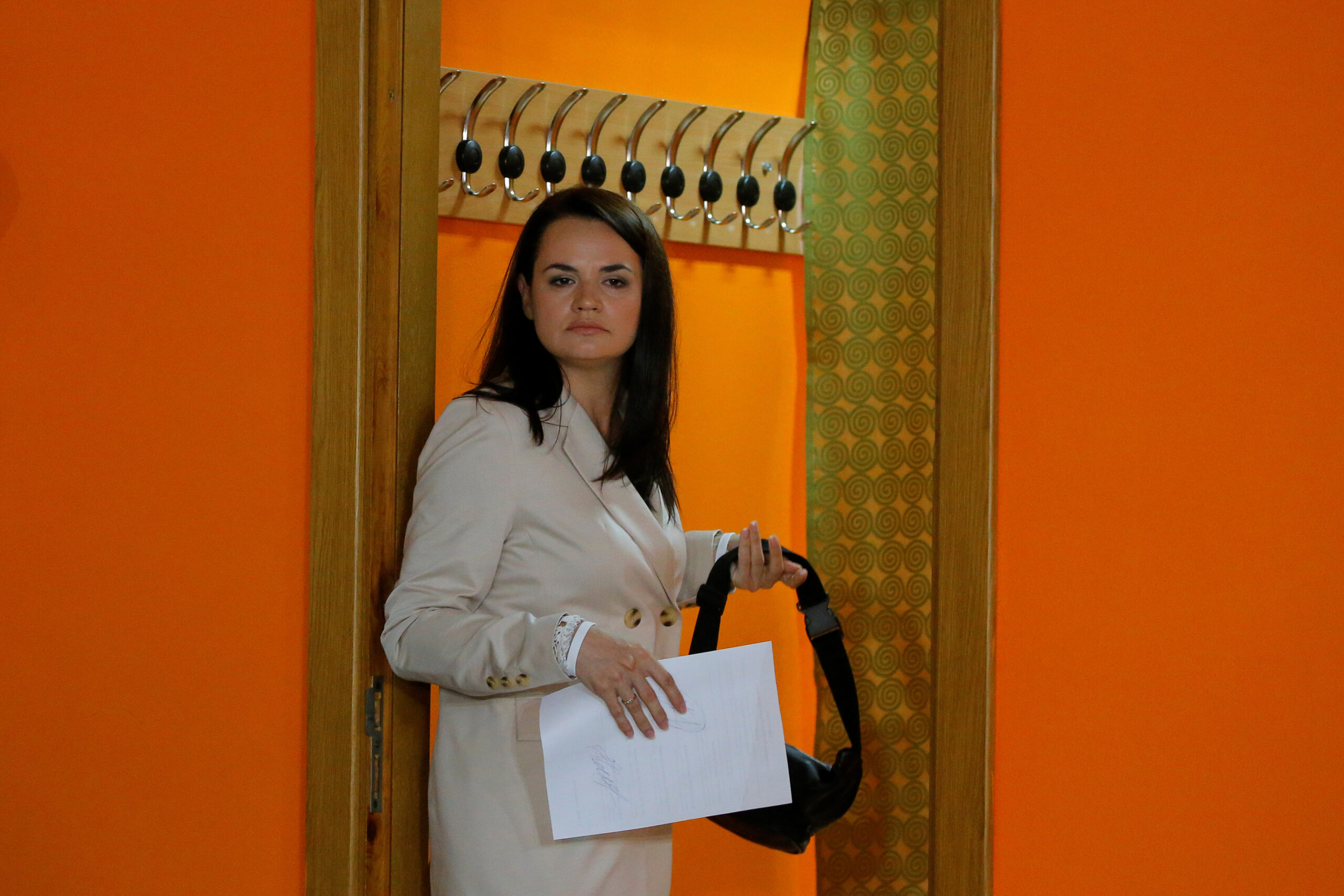 Светлана Тихановская на участке для голосования. Фото REUTERS/Vasily Fedosenko/Scanpix/Leta