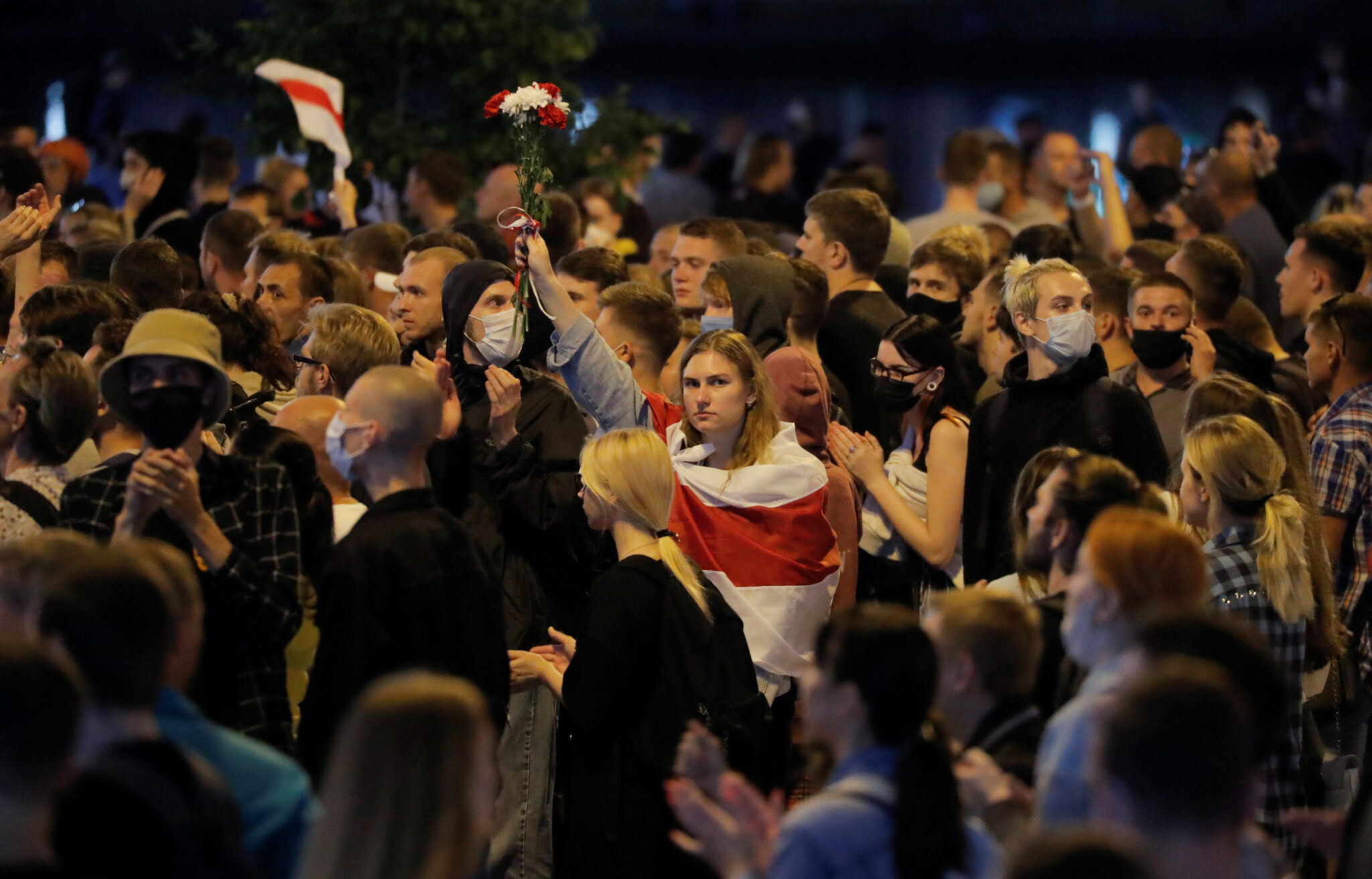 Участники акции протеста в Минске вечером 10 августа 2020. Фото REUTERS/Vasily Fedosenko/Scanpix/Leta