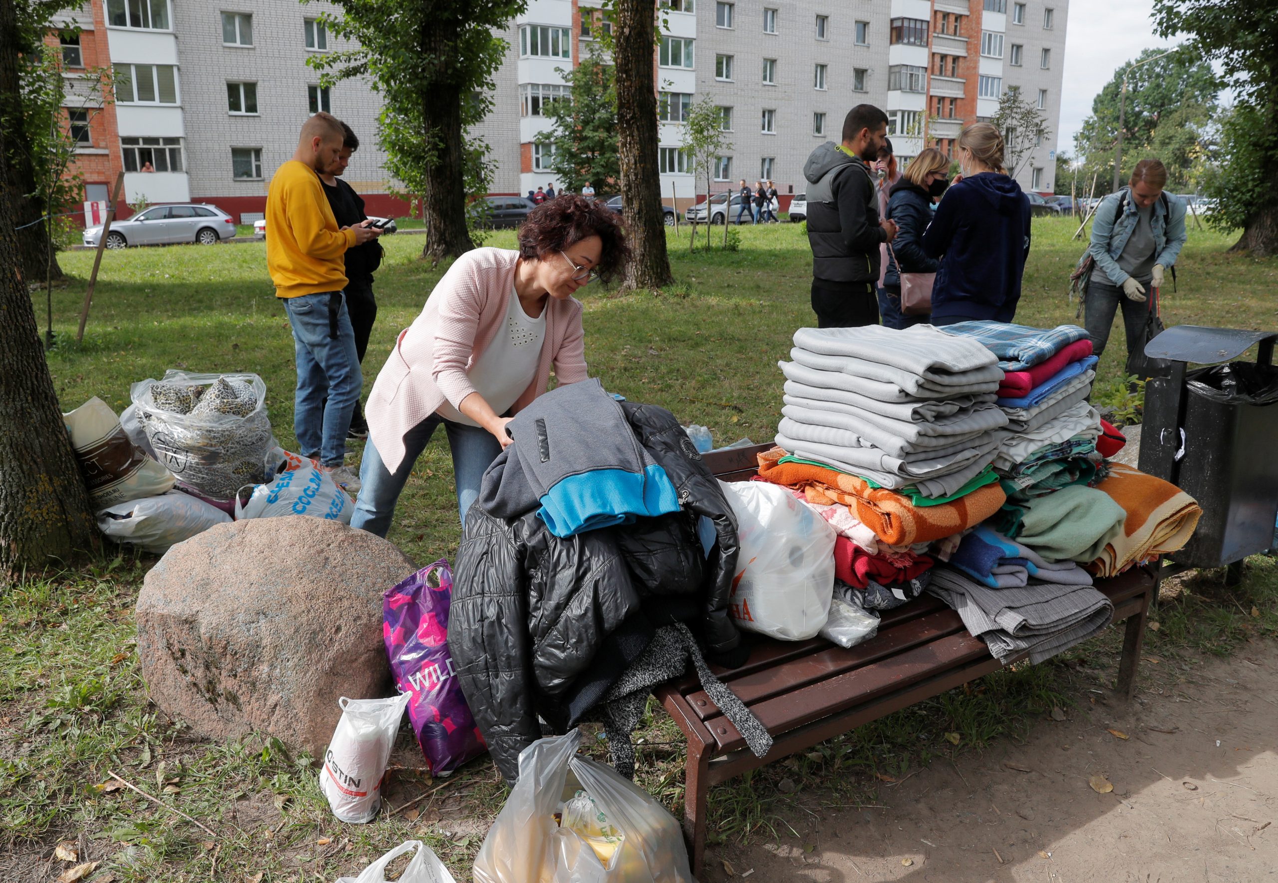 Близкие задержанных собирают все необходимое. Фото REUTERS/Vasily Fedosenko/Scanpix/Leta