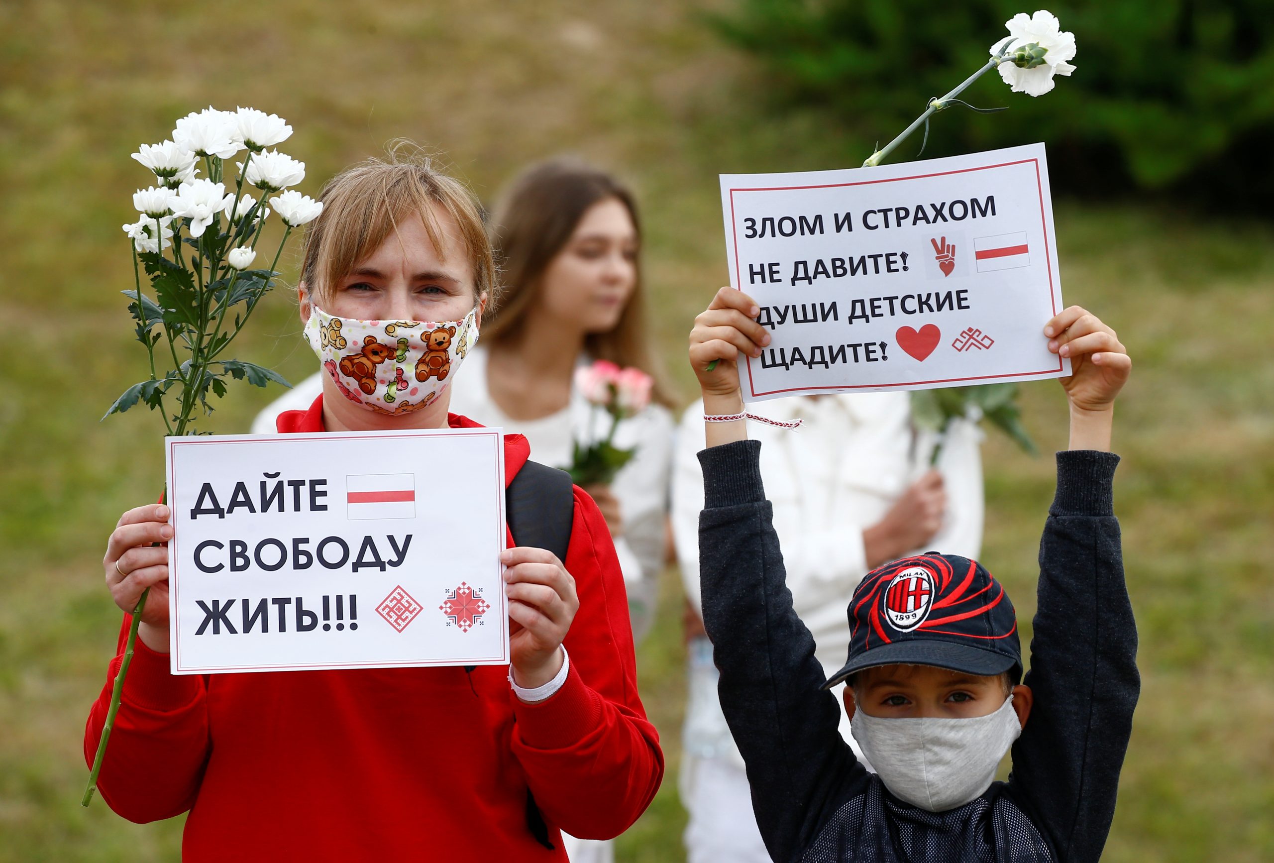 Женщина с ребенком на акции протеста. Фото VASILY FEDOSENKO / TASS / Scanpix / Leta